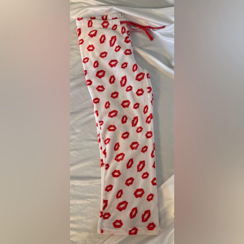 Faded Glory Kiss Print Plush Lounge Pants